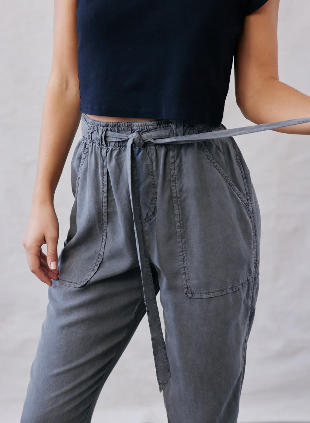 bella dahl belted patch pocket trouser in smokestack