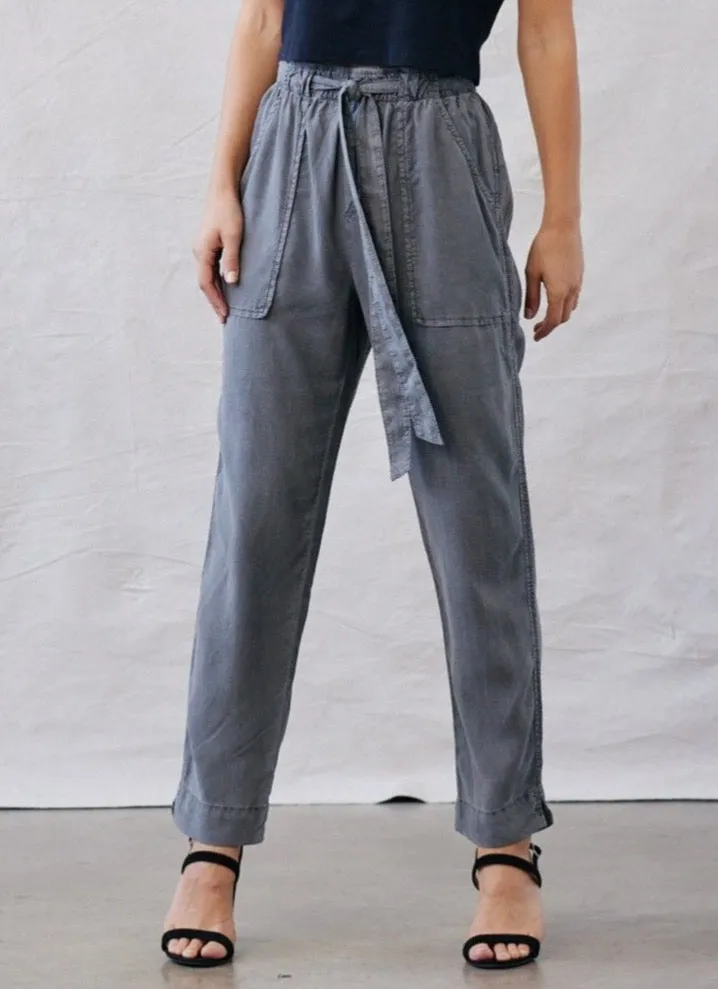 bella dahl belted patch pocket trouser in smokestack