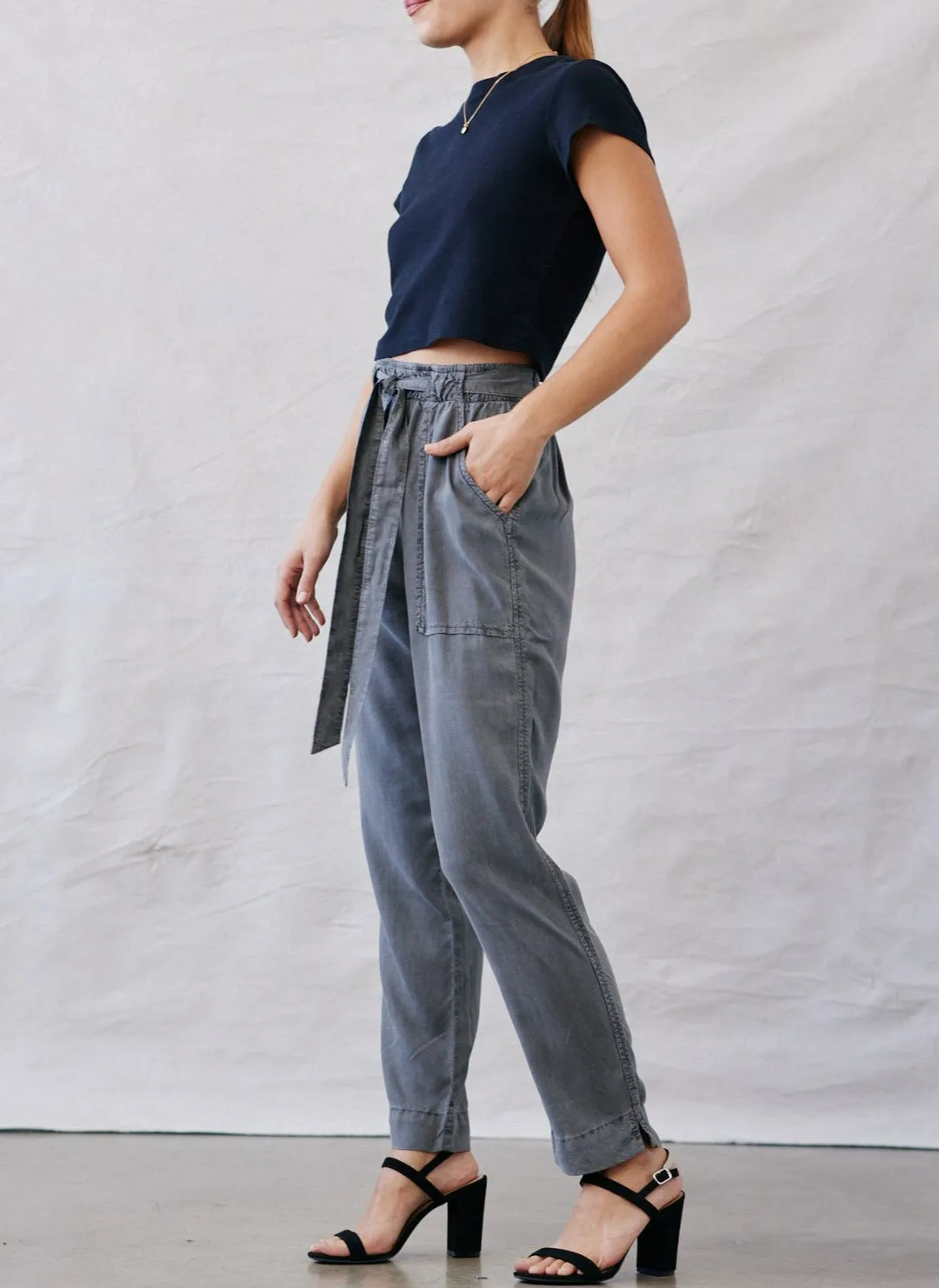 bella dahl belted patch pocket trouser in smokestack