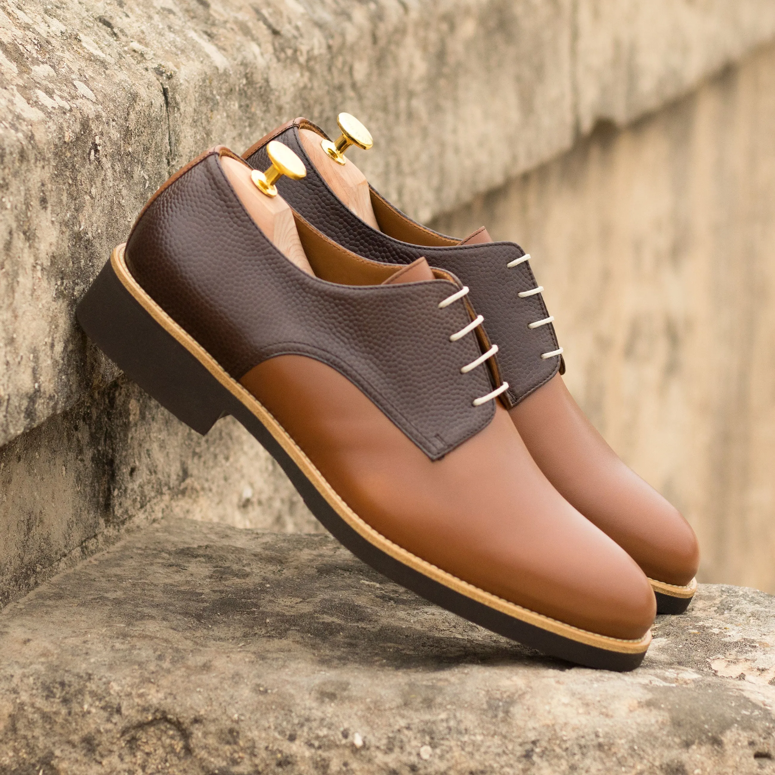 DapperFam Vero in Med Brown / Dark Brown Men's Italian Leather & Italian Pebble Grain Leather Derby