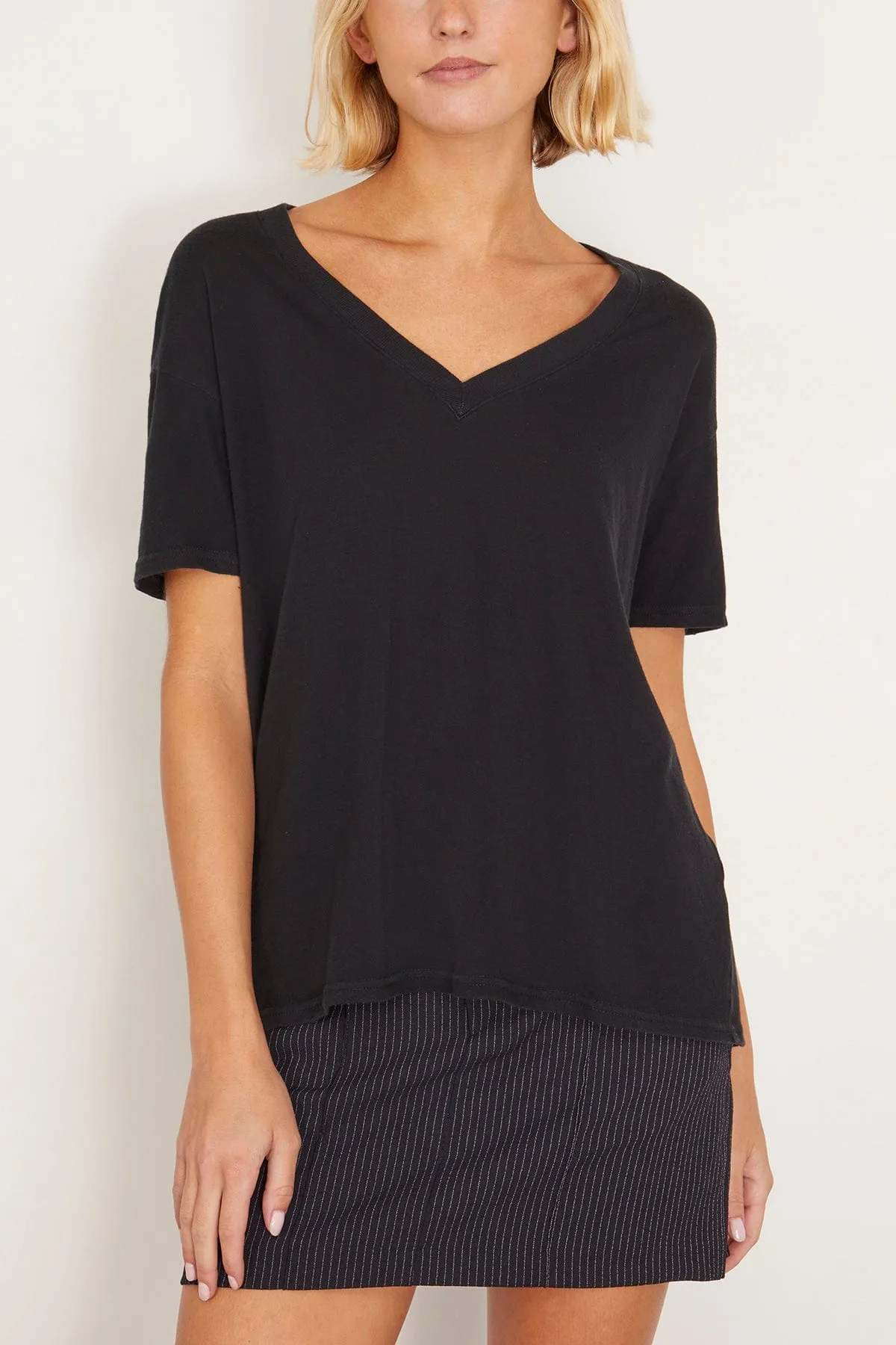 V-Neck Boxy Seamless T-Shirt in Cashmere Black